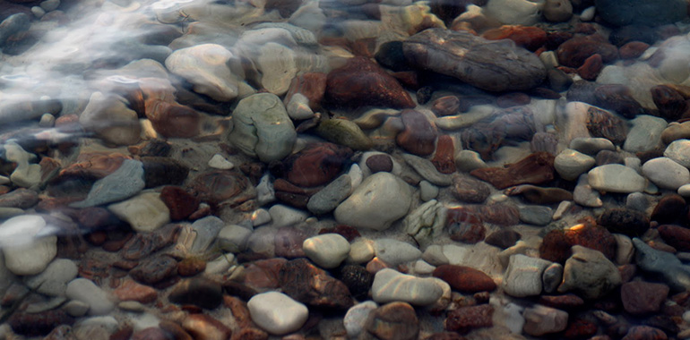 Stenar i vatten.