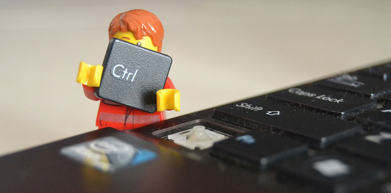 Legofigur plockar loss Ctrl från tangentbord.